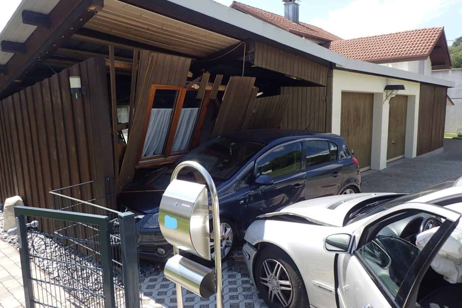 Autofahrerin verwechselt Brems- mit dem Gaspedal - geparktes Auto wird in Holzschopf geschoben 15 InkedJestetten LI