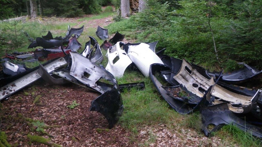 Illegale Müllablagerung - Autoteile im Wald entsorgt - Polizei bittet um Hinweise! 13 Stossstangen
