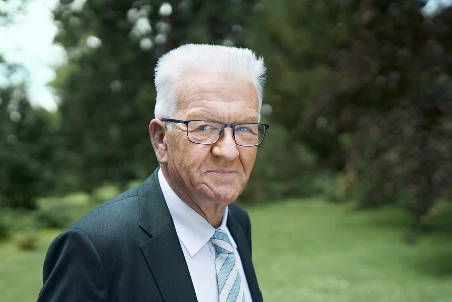 Winfried Kretschmann im Park 1