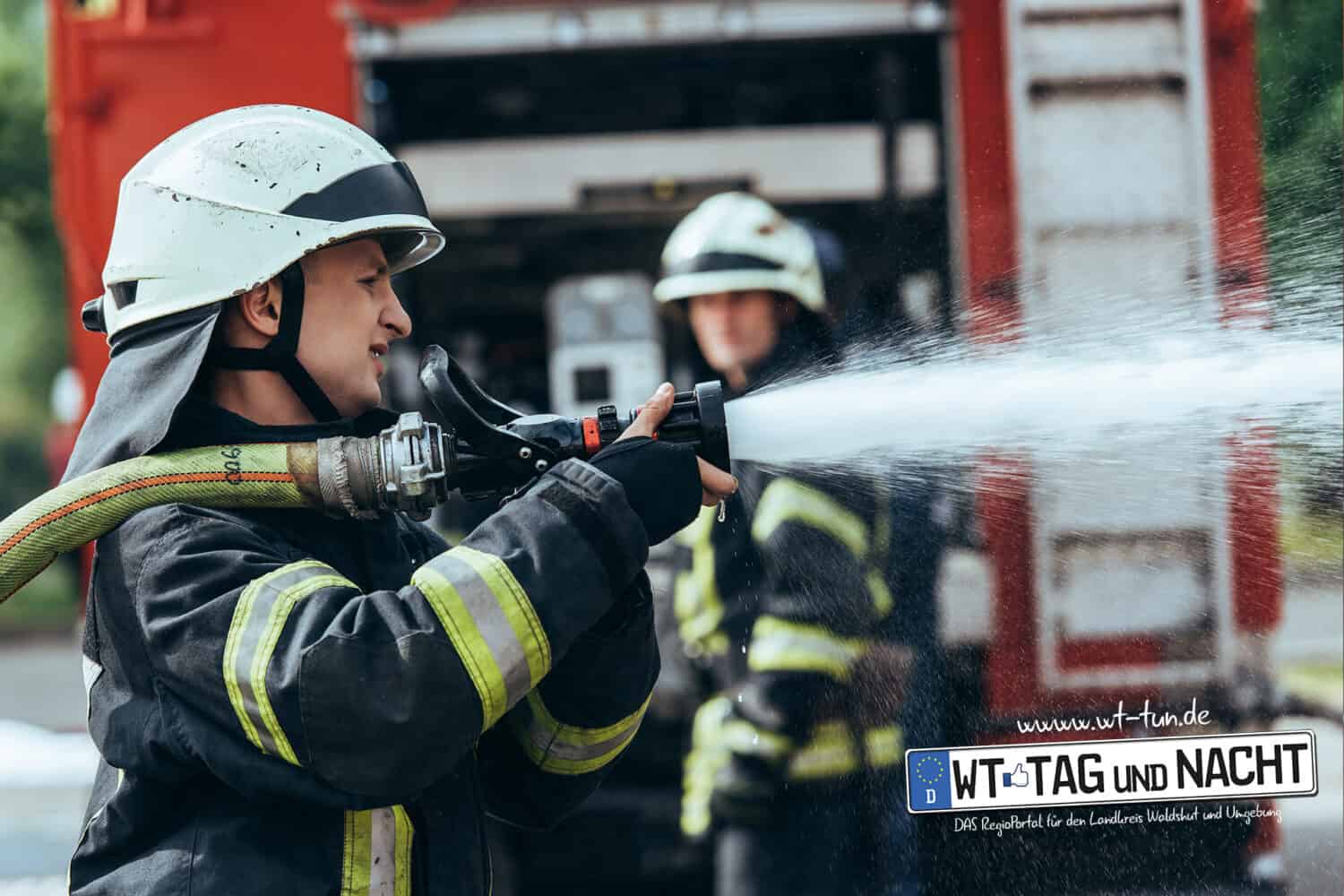 Raub, Brand im Gebäude der Polizei, Gewässerverunreinigung usw... 1 feuerwehrauto 7