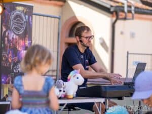 Kulturpicknick (KUPI) lockt viele Besucher auf die Pfarrwiese Oberlauchringen 2 michael lauchringen kulturpicknick 20230708 033