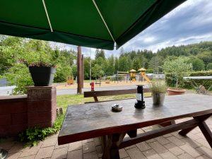 Restaurant Terrasse Spielplatz 300x225