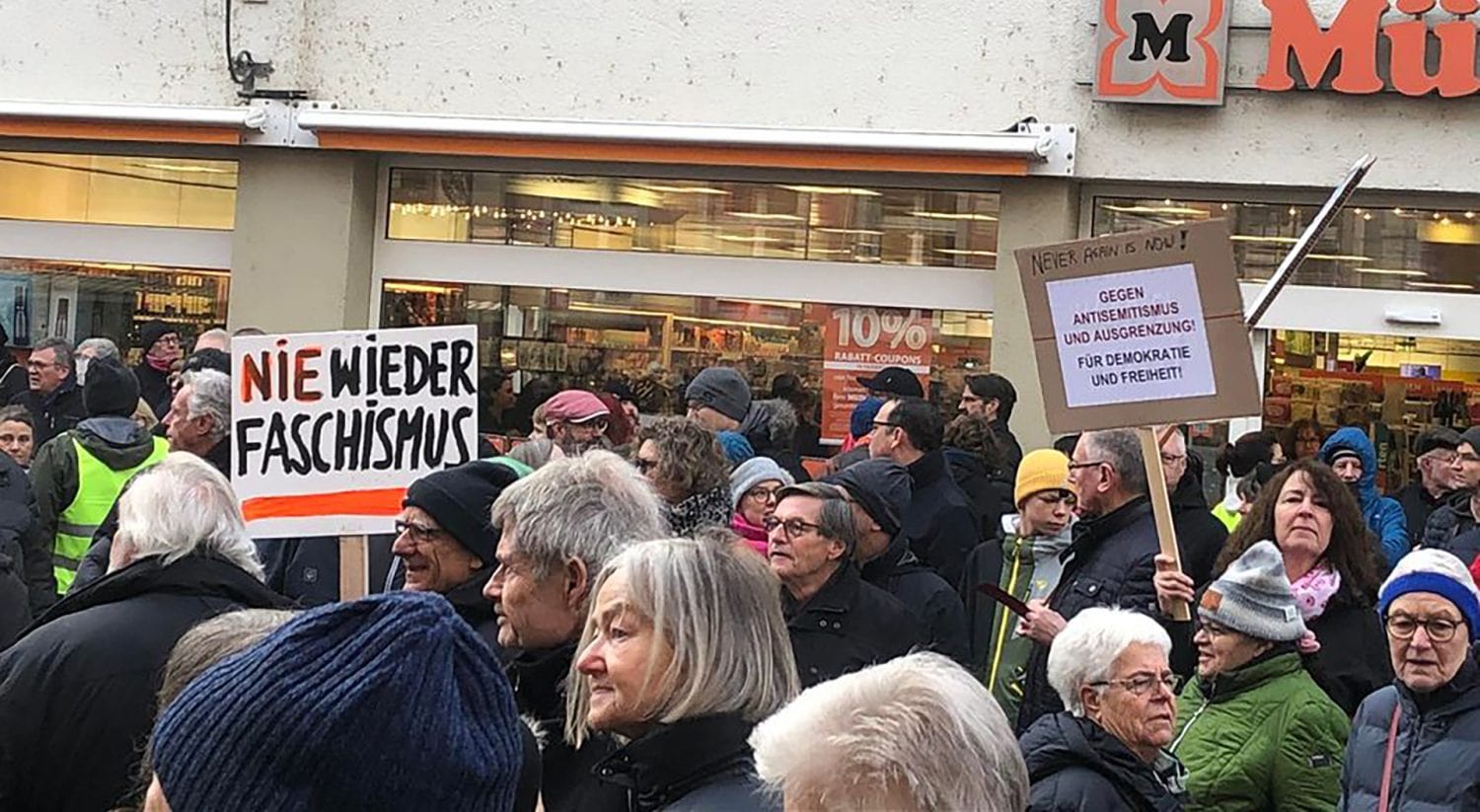 Ein Zeichen für Demokratie und Menschenrechte: geschätzt ca. 1.000 Menschen demonstrieren friedlich in Waldshut 44 waldshut demo
