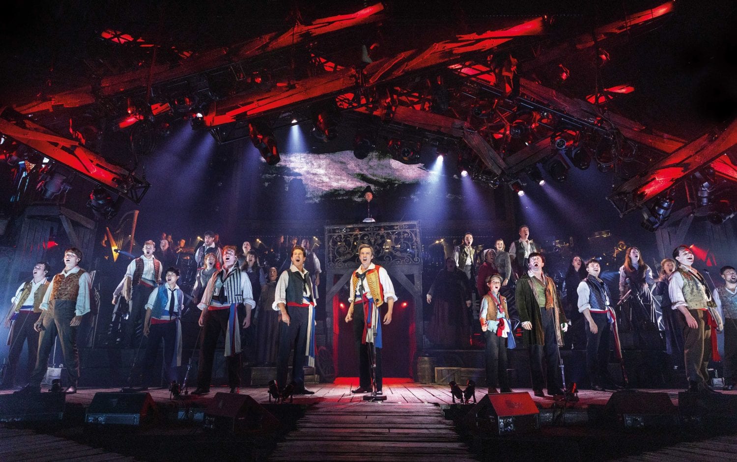 LES MISÉRABLES als Arenaspektakel erstmals in Zürich 16 Enjolras James D. Gish and Ensemble photograph by Danny Kaan skaliert