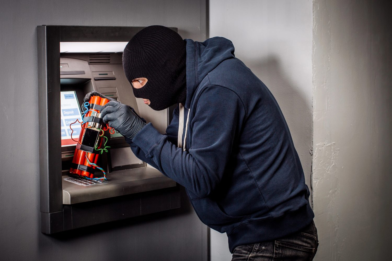 Geldautomat gesprengt — Täter auf der Flucht 11 Geldautomat gesprengt