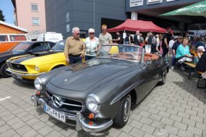Über 150 Oldtimer und viel los: Automarkt 2000 und Autohaus Waser erleben sonniges Frühlingswochenende 7 051 2026 04 26 Fruehlingsfest Automarkt 2000 Tiengen Aleksej 024