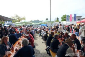 Über 150 Oldtimer und viel los: Automarkt 2000 und Autohaus Waser erleben sonniges Frühlingswochenende 3 054 2026 04 26 Fruehlingsfest Automarkt 2000 Tiengen Aleksej 027