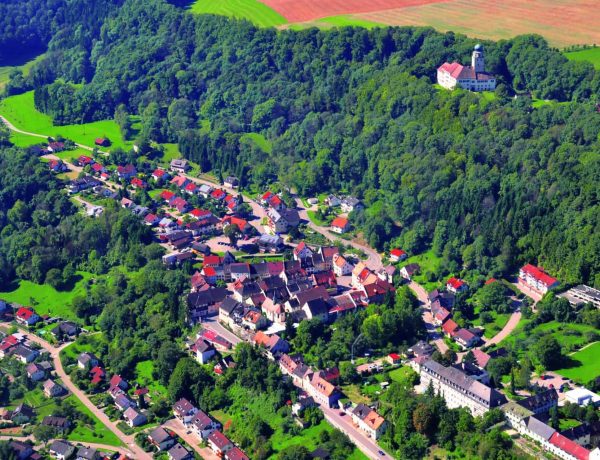 Foto Staedtle mit Krankenhaus u. Schloss scaled
